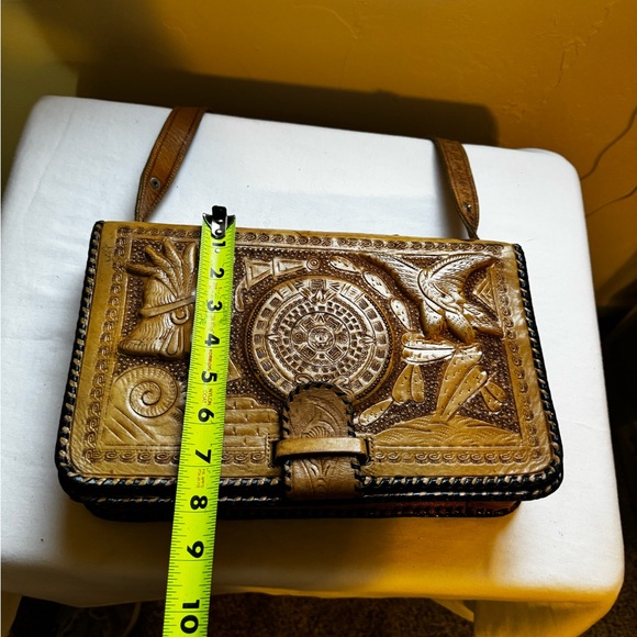 Rare Vintage Mexican hand-tooled leather shoulder bag with an Aztec calendar - Picture 6 of 8